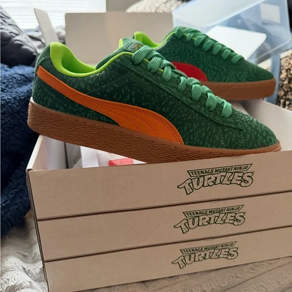 Men Green Turtle Themed Sneakers with Gum Sole - Picture 2 of 3